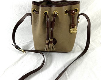 Bolso bandolera Aimee de DOONEY & BOURKE en piel granulada color topo y marrón. Fabricado en EE. UU.