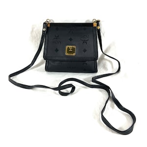 Bolso bandolera mini con solapa y monograma con ribete de cuero y lona negra vintage de MCM Germany