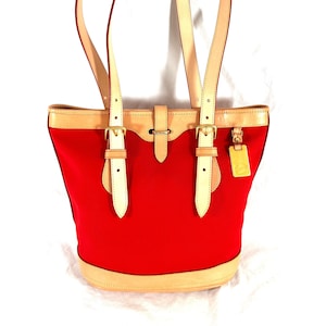 Bolso de hombro DOONEY & BOURKE de lona roja con ribete de cuero color canela. Fabricado en EE. UU.