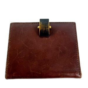 Cartera GUCCI de piel marrón con múltiples bolsillos y logo de madera, estilo vintage, fabricada en Italia