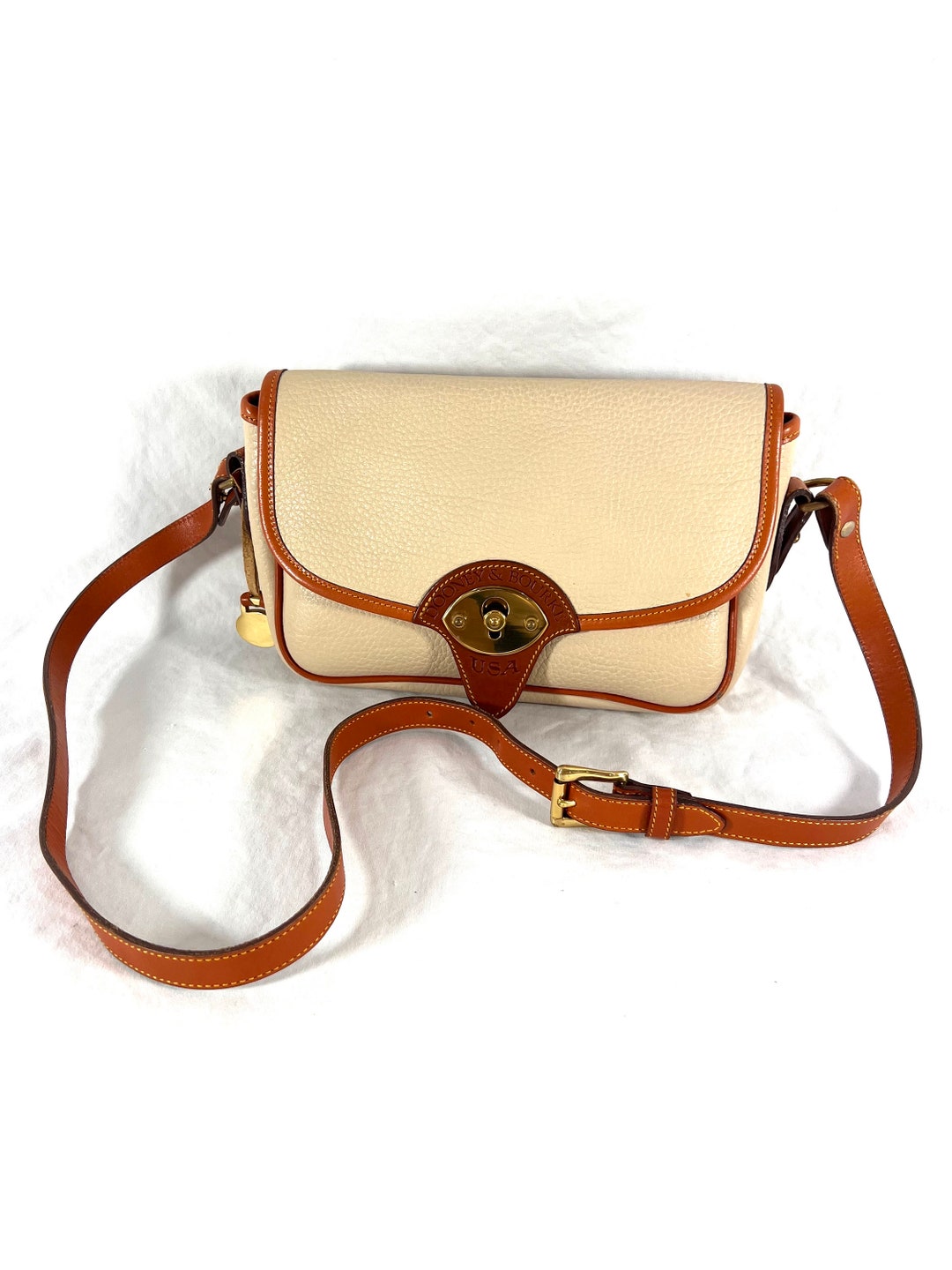 【美品】DOONEY&amp;BOURKE ショルダーバッグ　アイボリー　クロスボディ Pebble Grain Small Zip Crossbody – ILoveDooney