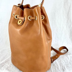 Mochila ESCADA de piel auténtica color canela con cordón, fabricada en Italia