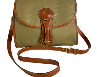 Bolso bandolera Essex de DOONEY & BOURKE en piel color topo y marrón claro. Fabricado en EE. UU.