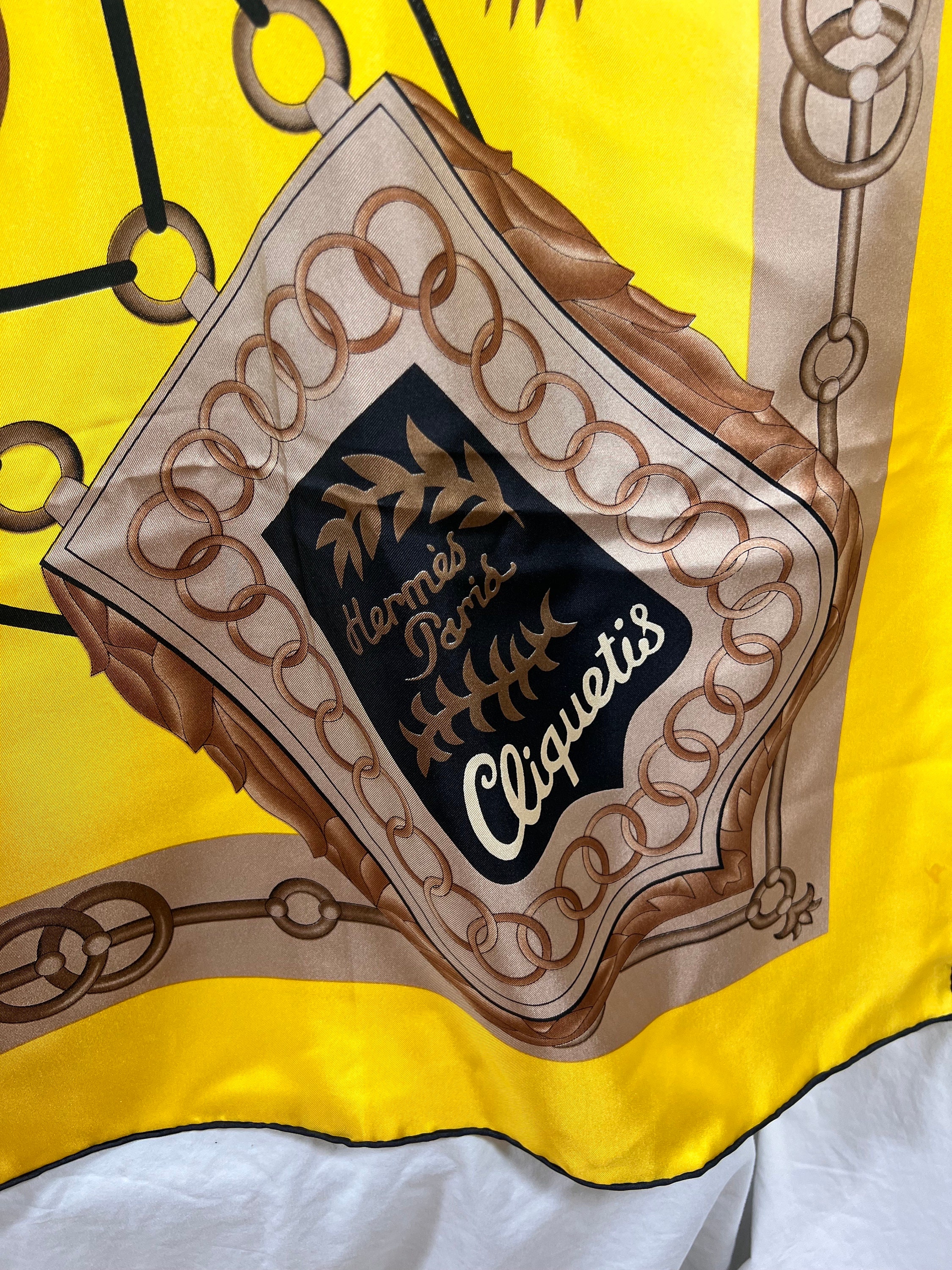 HERMES Cliquet's スカーフ HERMES Cliquetis Yellow 100% Silk With Swords Pattern Scarf Made
