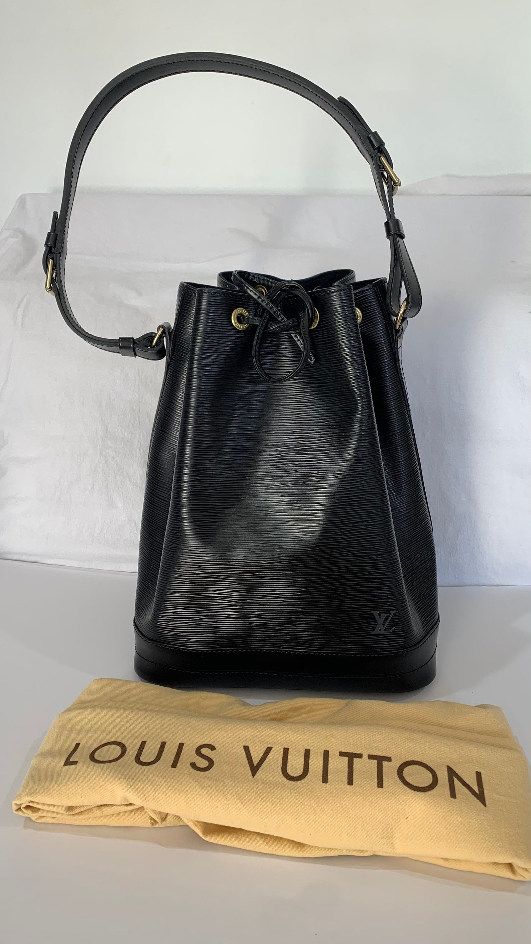 1994 LOUIS VUITTON Noe Epi Black Leather Drawstring Bucket 