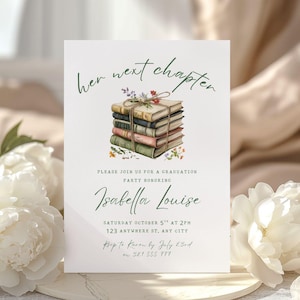Puede incluir: Tarjeta de invitación blanca con el texto "her next chapter" y una pila de libros adornada con flores. La tarjeta también incluye el nombre "Isabella Louise" y los detalles del evento.