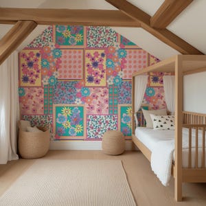 Peut inclure: Un mur recouvert de papier peint présentant un motif patchwork de fleurs variées dans des tons de rose, bleu sarcelle, jaune et violet. La pièce comprend un lit à baldaquin en bois avec une literie blanche, un panier et un pouf tressé.