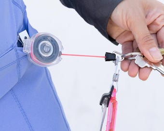 ¡Los primeros cordones de colores vibrantes del mundo! Llavero retráctil con portatarjetas de identificación - Clip giratorio de 360° - Cable de 61 cm - Transparente esmerilado - Hecho en EE. UU.