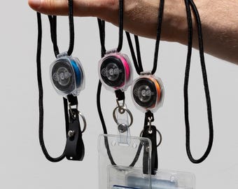 Portatarjetas de identificación retráctil con cordón de colores vibrantes y cordón de seguridad con sistema de liberación rápida (alcance de 61 cm).