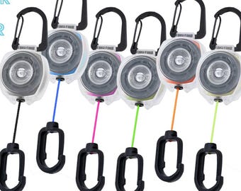 ¡Los primeros cordones de colores vibrantes del mundo! Llavero con mosquetón doble retráctil - cordón compacto - alcance de 61 cm - Transparente esmerilado - Hecho en EE. UU.