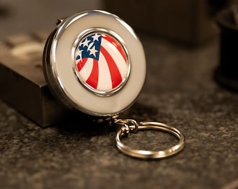 Carrete de llaves retractor original estadounidense de edición especial en lata de regalo - Cadena de acero inoxidable de 24" - Comerciante, seguridad, ejército, gobierno.