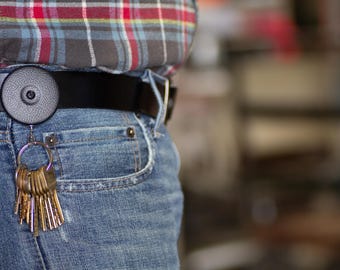 Retractor industrial de carrete original KEY-BAK (negro texturizado) con cordón de Kevlar de 61 cm (24") y 170 g (6 oz) (fabricado en EE. UU. desde 1948) para administración, seguridad, oficina y gobierno.