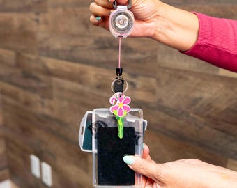 ¡Los primeros cordones de colores vibrantes del mundo! Llavero retráctil con portatarjetas de identificación (con correa súper resistente) y mosquetón - Cordón de 61 cm (24") - Transparente esmerilado - ¡Hecho en EE. UU.!