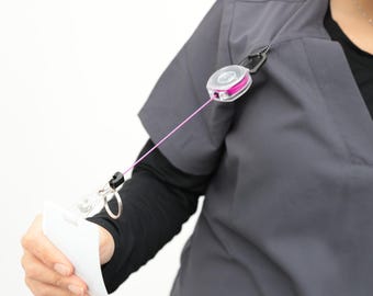 Llavero retráctil con carrete de identificación SIDEKICK de 24" con cordón ROSA - Mosquetón - Transparente - Capacidad para hasta 4 oz (aprox. 5 llaves) para enfermeras, maestras y madres de oficina