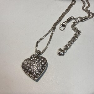 Puede incluir: Un juego de tres tazas de cer&aacute;mica con un acabado mate moteado. Cada taza presenta un color diferente: azul claro, crema y gris. Las tazas tienen un dise&ntilde;o simple y moderno y un asa c&oacute;moda.