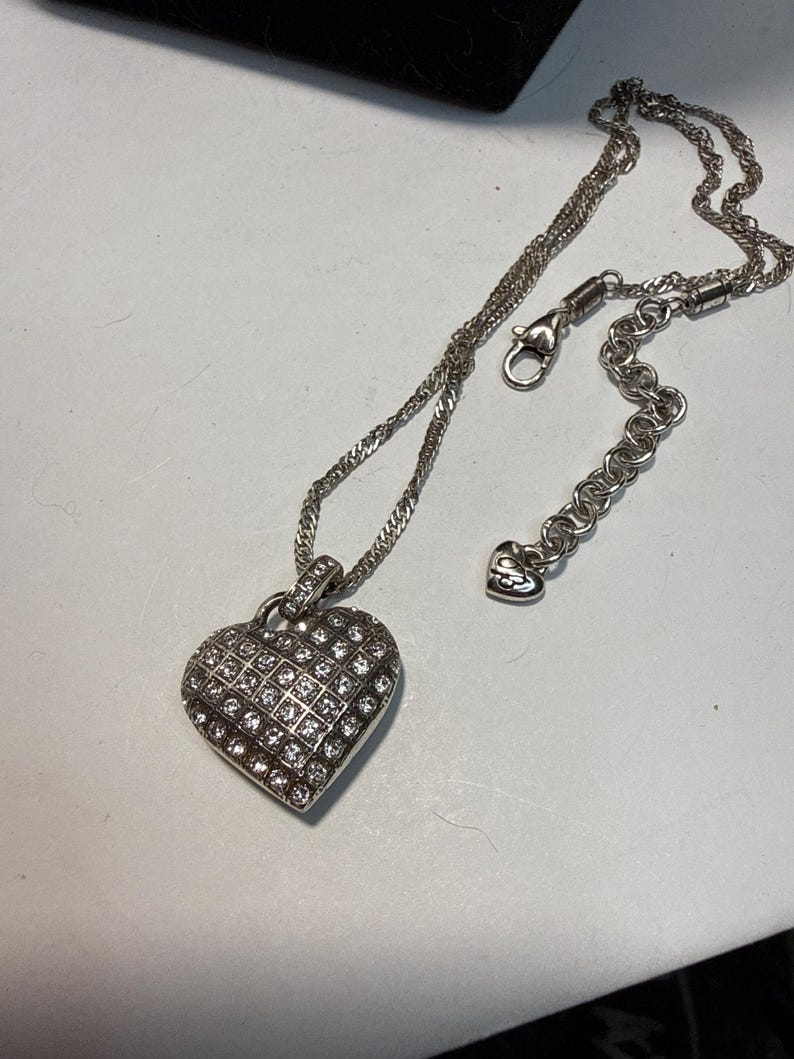 Puede incluir: Un juego de tres tazas de cer&aacute;mica con un acabado mate moteado. Cada taza presenta un color diferente: azul claro, crema y gris. Las tazas tienen un dise&ntilde;o simple y moderno y un asa c&oacute;moda.