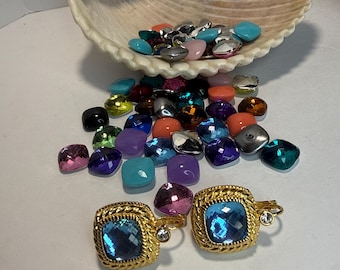 Pendientes intercambiables Joan Rivers, dorados, con cierre de palanca, 60 cabujones y cristales multicolores.