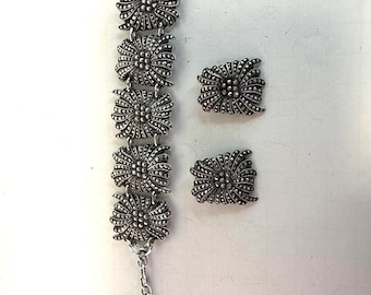 Conjunto de pulsera y pendientes vintage de Alemania Occidental, joyería floral de marcasita en tono plateado de mediados de siglo.