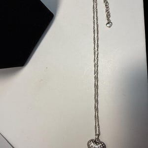 Collar con colgante de corazón reversible de diamantes de imitación Brighton con cadena ajustable en tono plateado imagen 7