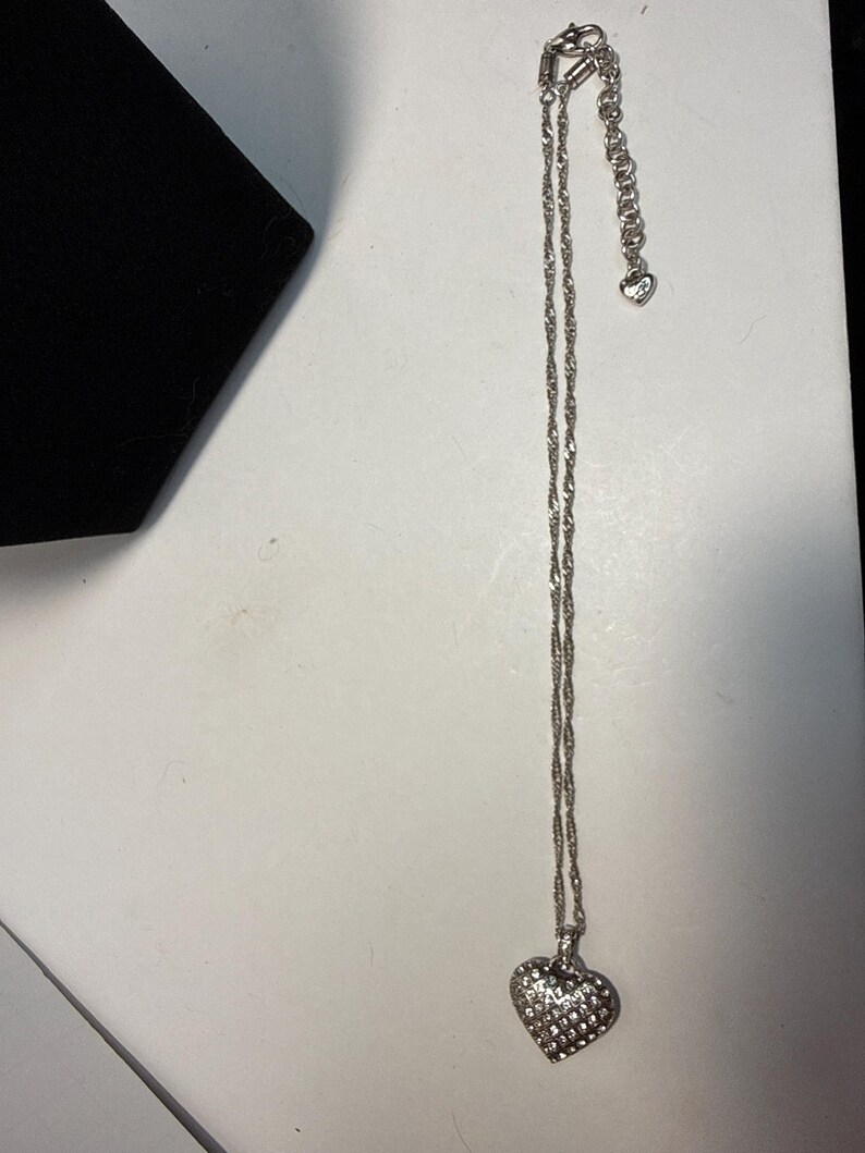 Collar con colgante de corazón reversible de diamantes de imitación Brighton con cadena ajustable en tono plateado imagen 7