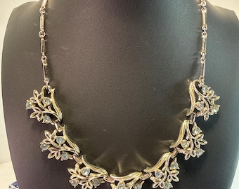Collar vintage dorado con flores y diamantes de imitación, gargantilla ajustable, collar con diseño de hojas y enredaderas, joyería nupcial romántica, estilo de mediados de siglo.