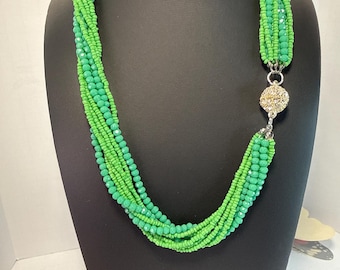 Naszyjnik z wielowarstwowych zielonych koralików w stylu vintage, 19-calowy limonkowy jadeit, wyrazista biżuteria, zapięcie z kryształków