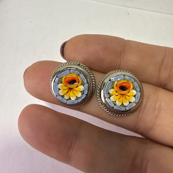 Brincos de pressão vintage italianos em micro mosaico com tesselas de vidro floral redondas de 14 mm