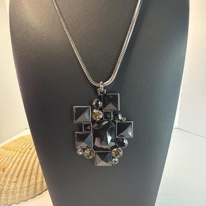 Collana Nine West Statement con pendente geometrico nero, strass vistosi da 7 cm, finitura argento, lunghezza 38 cm + prolunga