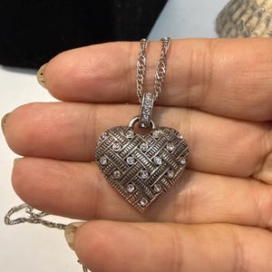 Collar con colgante de corazón reversible de diamantes de imitación Brighton con cadena ajustable en tono plateado imagen 11