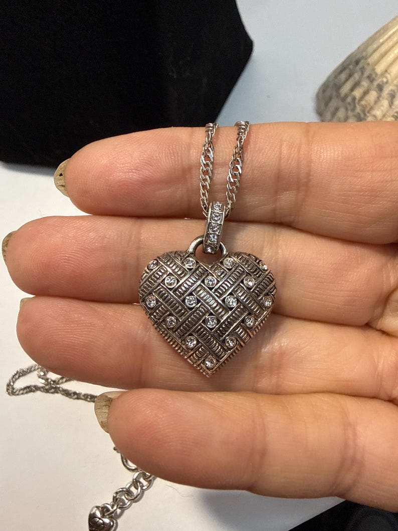 Collar con colgante de corazón reversible de diamantes de imitación Brighton con cadena ajustable en tono plateado imagen 11