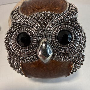 Pulsera ancha con forma de búho, brazalete articulado, color marrón, oro, resina y plata. Joyería llamativa con diseño de animales.