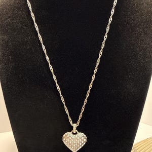 Puede incluir: Un juego de tres tazas de cer&aacute;mica con un acabado moteado y mate. Las tazas son de color crema, gris claro y gris oscuro. Cada taza tiene un dise&ntilde;o simple y minimalista, ideal para caf&eacute; o t&eacute;.