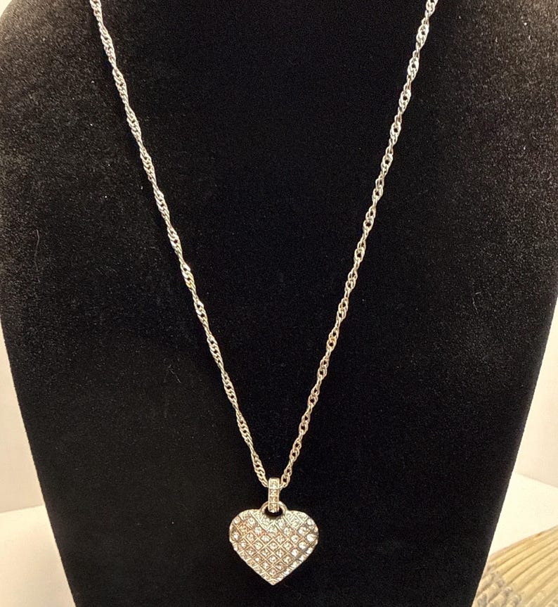 Puede incluir: Un juego de tres tazas de cer&aacute;mica con un acabado moteado y mate. Las tazas son de color crema, gris claro y gris oscuro. Cada taza tiene un dise&ntilde;o simple y minimalista, ideal para caf&eacute; o t&eacute;.