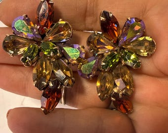Pendientes de clip Weiss vintage con diamantes de imitación, pendientes de cristal ámbar topacio AB, pendientes llamativos de mediados de siglo, joyería firmada por Weiss.