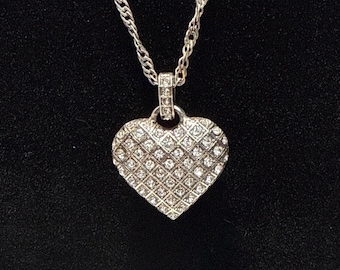Collar con colgante de corazón reversible de diamantes de imitación Brighton con cadena ajustable en tono plateado