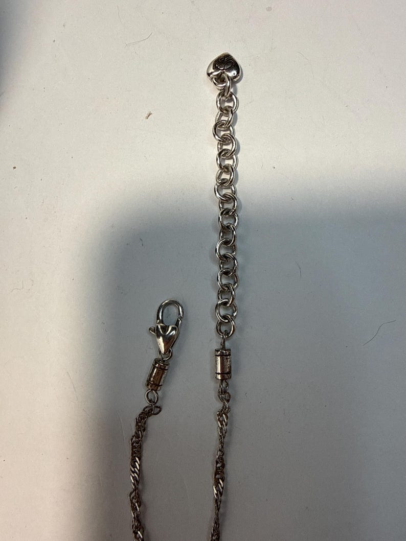 Puede incluir: Un juego de tres tazas de cer&aacute;mica con un acabado moteado y mate. Las tazas son de color crema, gris claro y gris oscuro. Cada taza tiene un dise&ntilde;o simple y minimalista, ideal para caf&eacute; o t&eacute;.