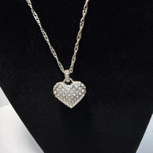 Puede incluir: Un letrero de madera r&uacute;stica con el texto "Welcome to our home" en letras blancas. El letrero presenta un acabado envejecido y un dise&ntilde;o simple y acogedor, ideal para la decoraci&oacute;n de la puerta principal.