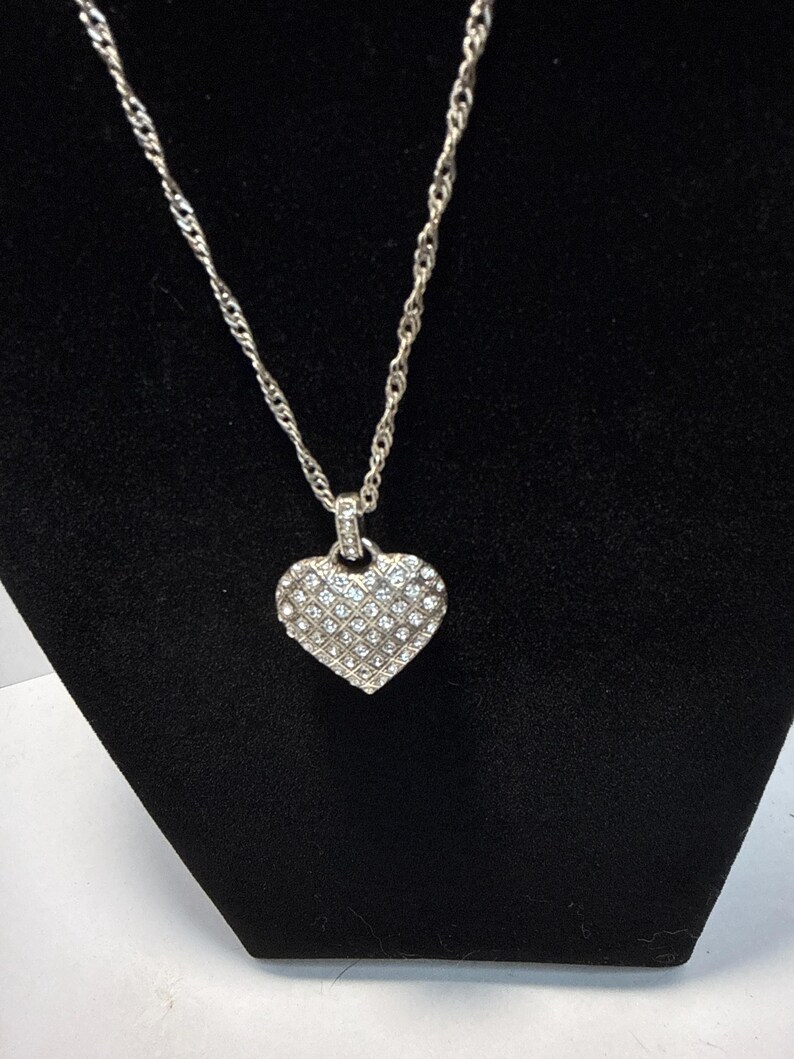 Puede incluir: Un letrero de madera r&uacute;stica con el texto "Welcome to our home" en letras blancas. El letrero presenta un acabado envejecido y un dise&ntilde;o simple y acogedor, ideal para la decoraci&oacute;n de la puerta principal.