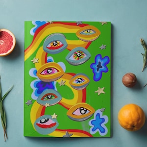 Può includere: Una vivace stampa artistica psichedelica con molteplici disegni di occhi stilizzati su sfondo verde. L'opera d'arte incorpora un arcobaleno, stelle e forme di nuvole blu. La composizione è completata da un pompelmo, un'arancia e altri elementi naturali.
