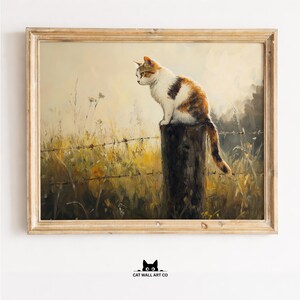 Peut inclure: Impression sur toile encadrée d'un chat assis sur un poteau en bois dans un champ. Le chat a un pelage orange et blanc. L'œuvre d'art a un style vintage avec un cadre en bois et une palette de couleurs chaudes.