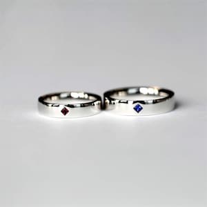 Anello in oro 18 carati o platino con accento di rubino, smeraldo e zaffiro naturali, incisione personalizzata disponibile