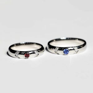 18K Gold oder Platinring mit natürlichem Rubin Smaragd Saphir Akzent, benutzerdefinierte Gravur erhältlich