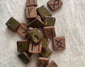 Juego de runas de arcilla hechas a mano con bolsa de tela reciclada / Herramientas para adivinación y rituales / Decoración de altar / Regalo espiritual