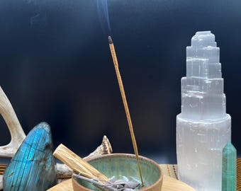 Quemador de incienso de cerámica hecho a mano / Soporte para palo santo / Cuenco para salvia / Cuenco ritual / Decoración de altar / Soporte para incienso de gres