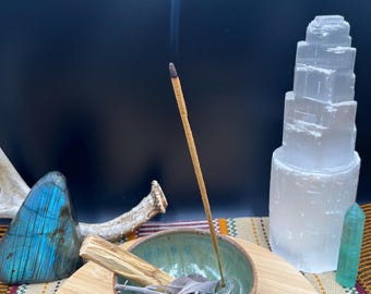 Quemador de incienso de cerámica hecho a mano / Soporte para palo santo / Cuenco para salvia / Cuenco ritual / Decoración de altar / Soporte para incienso de gres