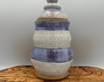 Jarrón del templo / Recipiente de cerámica con tapa hecho a mano / Jarrón de boticario / Almacenamiento para altar / Cerámica de gres / Decoración sagrada