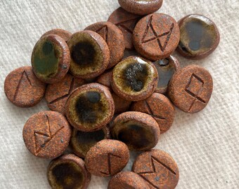 Juego de runas de arcilla hechas a mano con bolsa de tela reciclada / Herramientas para adivinación y rituales / Decoración de altar / Regalo espiritual
