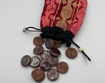 Juego de runas de arcilla hechas a mano con bolsa de tela reciclada / Herramientas para adivinación y rituales / Decoración de altar / Regalo espiritual