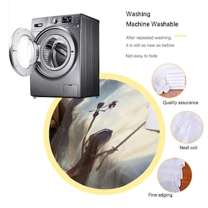 Puede incluir: Una lavadora de carga frontal gris y un recuadro circular que muestra una manta con la silueta de una persona sosteniendo una espada. El texto incluye Washing, Machine Washable, After repeated washing, it is still as new as before, Not easy to fade, Quality assurance, Neat coil y Fine edging.