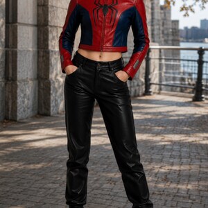 Puede incluir: Chaqueta de cuero roja y azul con un emblema de ara&ntilde;a negra en el pecho. La chaqueta tiene cuello alto y cierre de cremallera. El modelo lleva pantalones de cuero negros y botas negras.